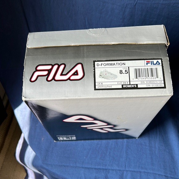 Woman fila sneakers size 8.5 nwb - Picture 3 of 3